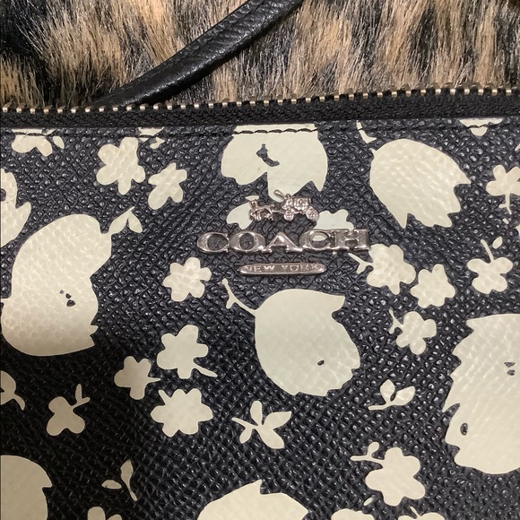 COACH FLORAL WRISTLET - Picture 6 of 10